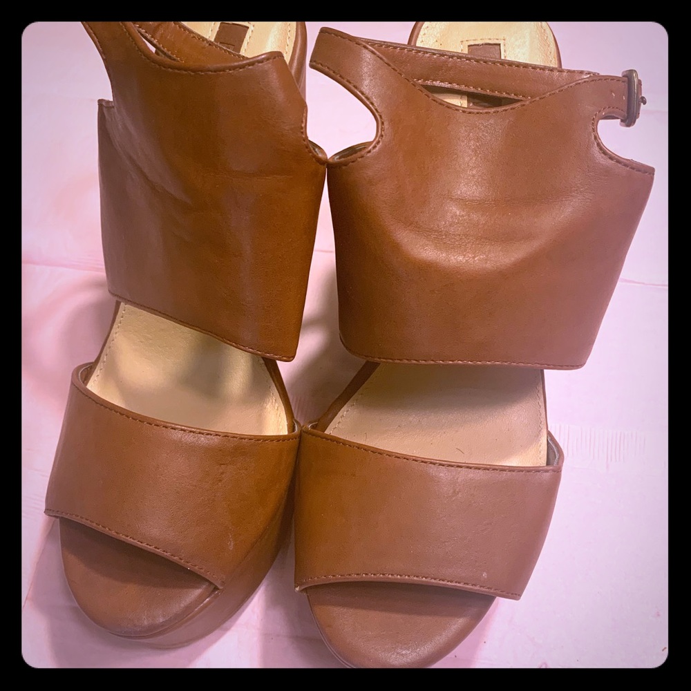 A classic brown wedge